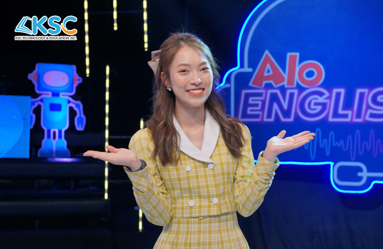 Khánh Vy - MC, Youtuber nổi tiếng là giám khảo khách mời của AloEnglish mùa 1 với khả năng nói tiếng Anh lưu loát